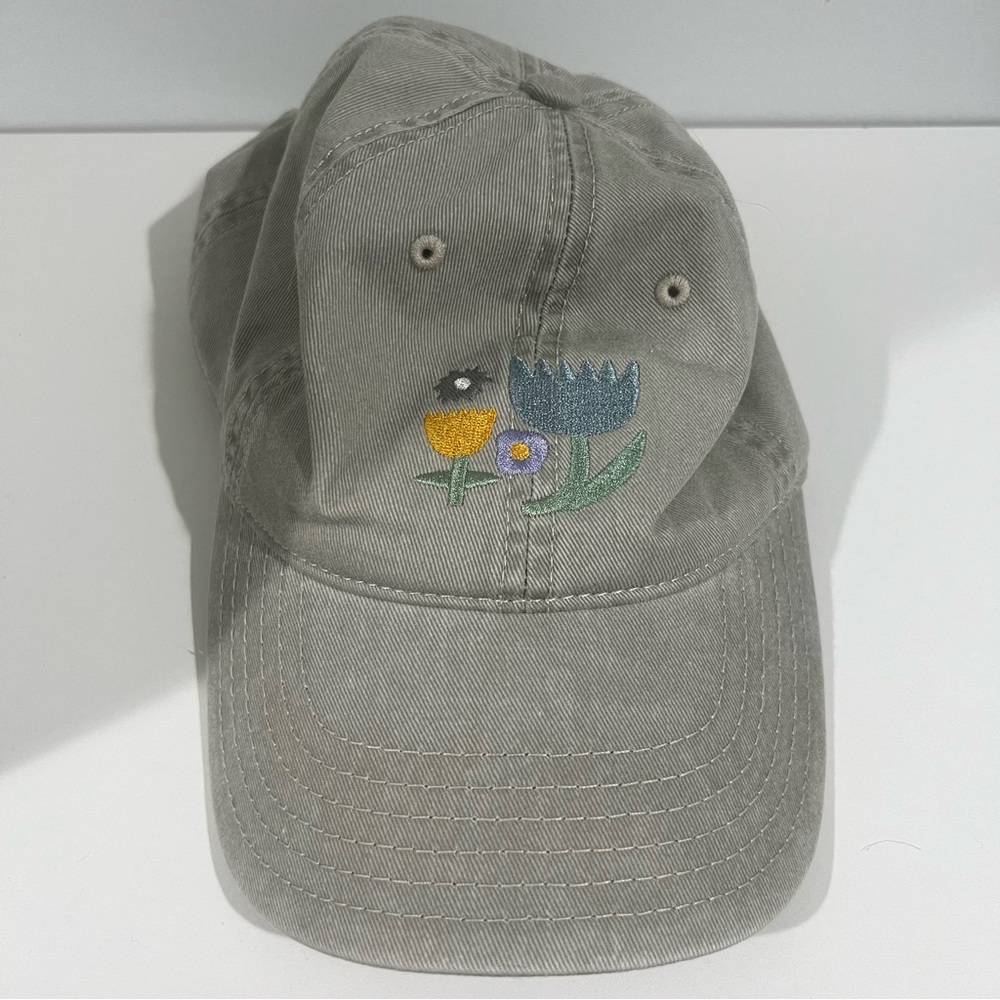 Beige baseball cap floral design